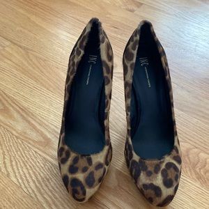 INC International Leopard Platform Pump.
